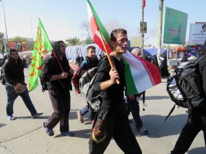 پیاده روی زائران حسینی از سمت شارع قبله امام حسین