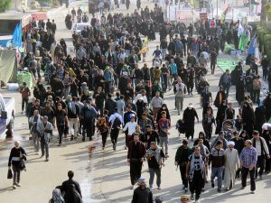 پیاده روی زائران حسینی از سمت شارع قبله امام حسین