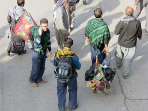 پیاده روی زائران حسینی از سمت شارع قبله امام حسین