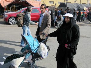 پیاده روی زائران حسینی از سمت شارع قبله امام حسین