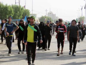 پیاده روی زائران حسینی از سمت شارع قبله امام حسین
