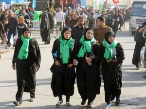 پیاده روی زائران حسینی از سمت شارع قبله امام حسین
