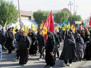 پیاده روی زائران حسینی از سمت شارع قبله امام حسین