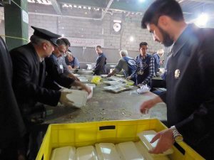 طبخ و توزیع غذای ایرانی در بین زائران اربعین موکب امام رضا (ع)