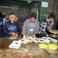 طبخ و توزيع غذاي ايراني در بين زائران اربعين موكب امام رضا (ع)