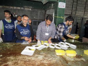 طبخ و توزیع غذای ایرانی در بین زائران اربعین موکب امام رضا (ع)
