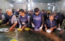 طبخ و توزيع غذاي ايراني در بين زائران اربعين