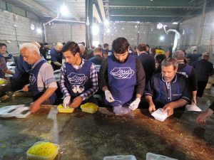 طبخ و توزیع غذای ایرانی در بین زائران اربعین موکب امام رضا (ع)