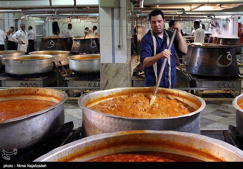 پخت و توزیع ۵۰۰ هزار وعده غذایی توسط آستان قدس در مرز مهران